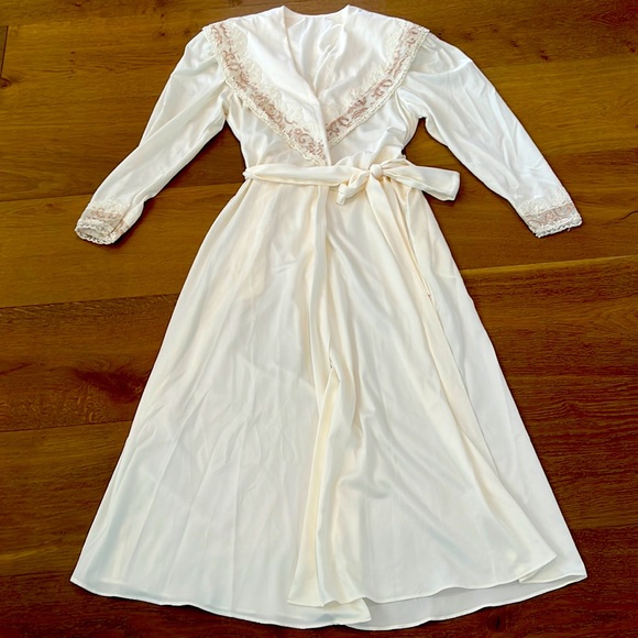 Vintage 80s Jonquil Cream with lace/embroidered collar and sleeves Robe Sz MED - Picture 1 of 5